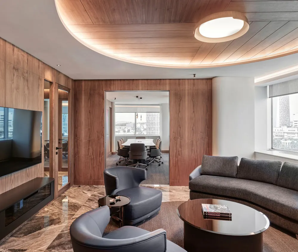Seating area opening onto the meeting room
